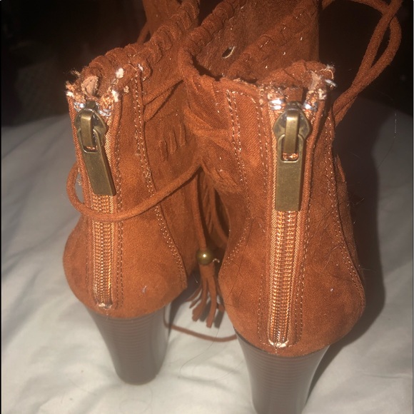 Moccasin style ankle boots with a block heel. - Picture 6 of 7